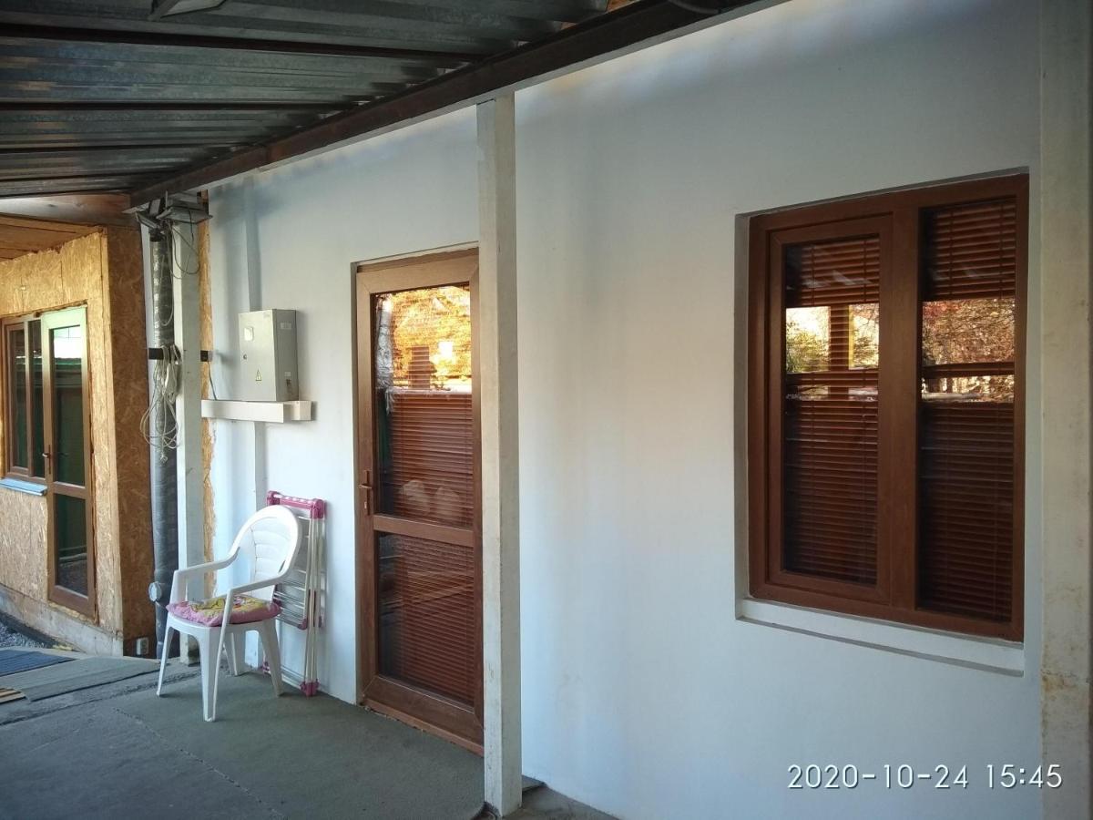 Apartment In A Guest House อัลมาตี ภายนอก รูปภาพ