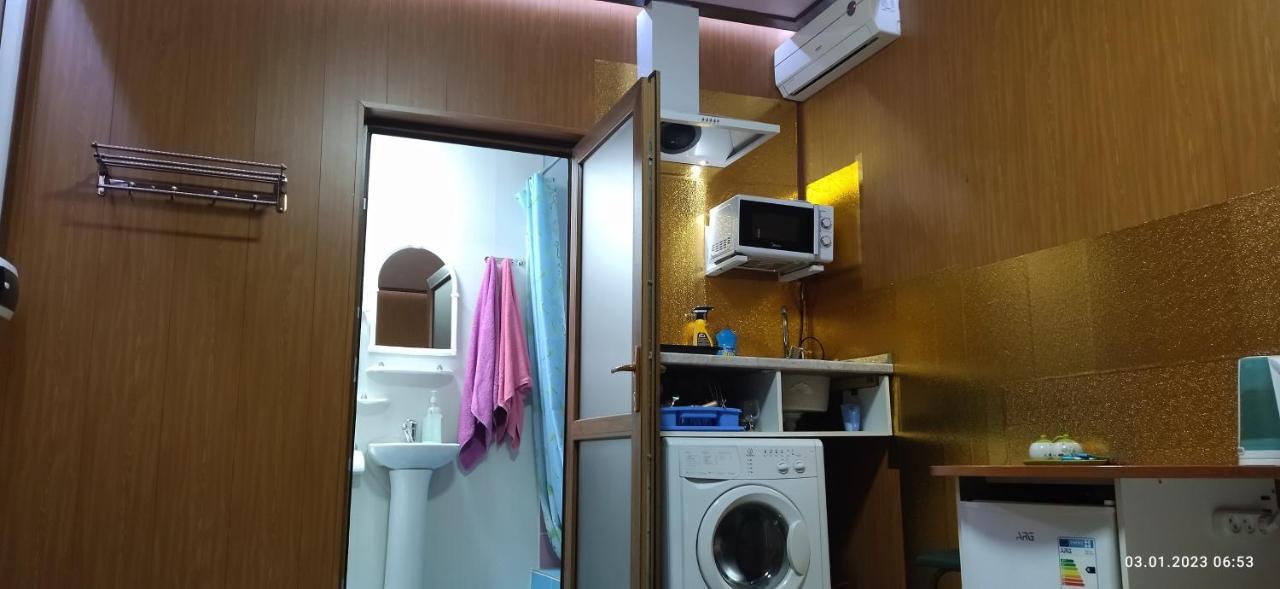 Apartment In A Guest House อัลมาตี ภายนอก รูปภาพ
